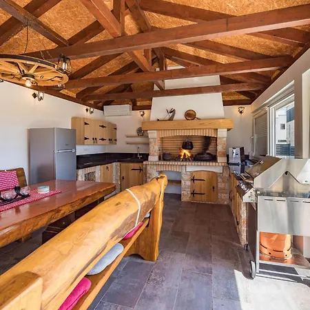 Apartman In With Kitchen
